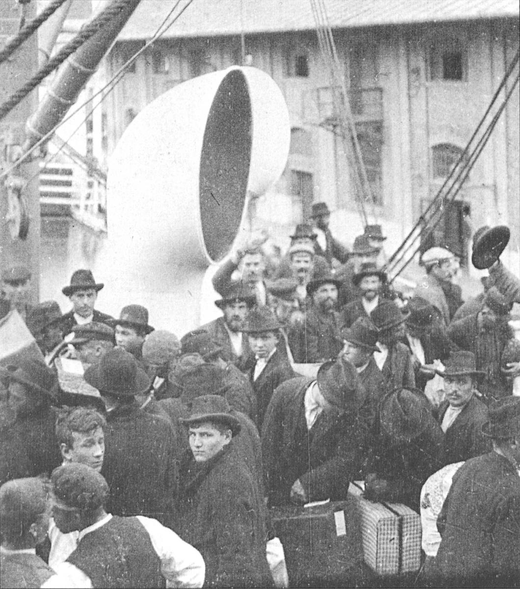 Auswanderer aus Österreich-Ungarn bei der Abreise in Triest auf einem Schiff der Austro-Americana, Bildquelle: https://commons.wikimedia.org/wiki/File:AustroAmericana_Auswanderer2.jpg